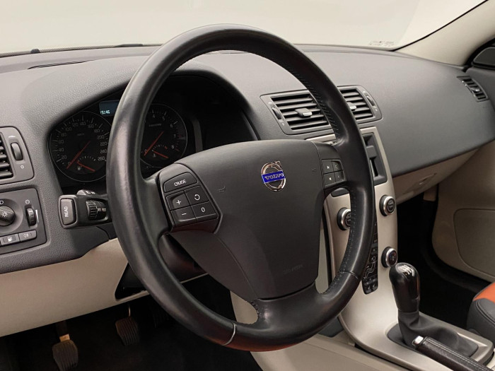 Volvo C30 1.6i MOMENTUM CZ REZERVACE 1.6 i Momentum