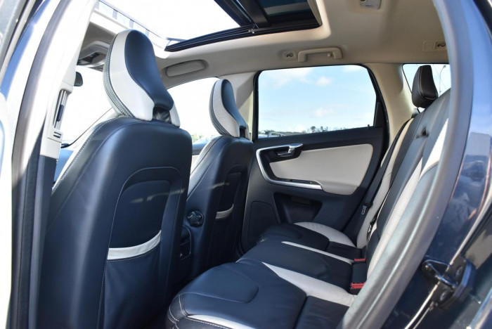 Volvo XC60 D5 AWD R-Design REZERVACE 2.4 d
