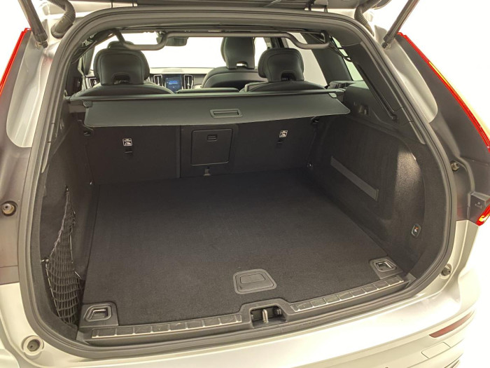Volvo XC60 B4 AWD R-DESIGN AUT REZERVACE