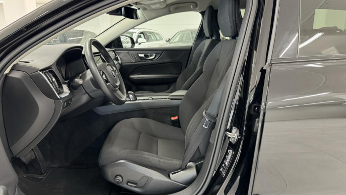 Volvo V60 B4 CROSS COUNTRY REZERVACE