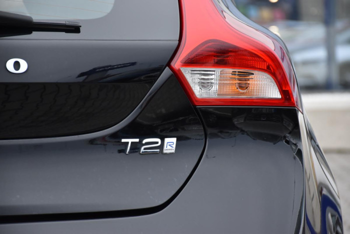 Volvo V40 T2 R-Design REZERVACE