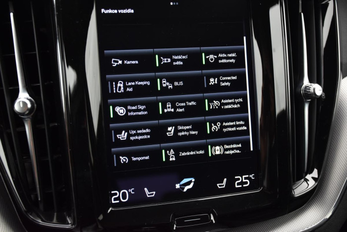 Volvo XC60 B5 AWD R-Design REZERVACE