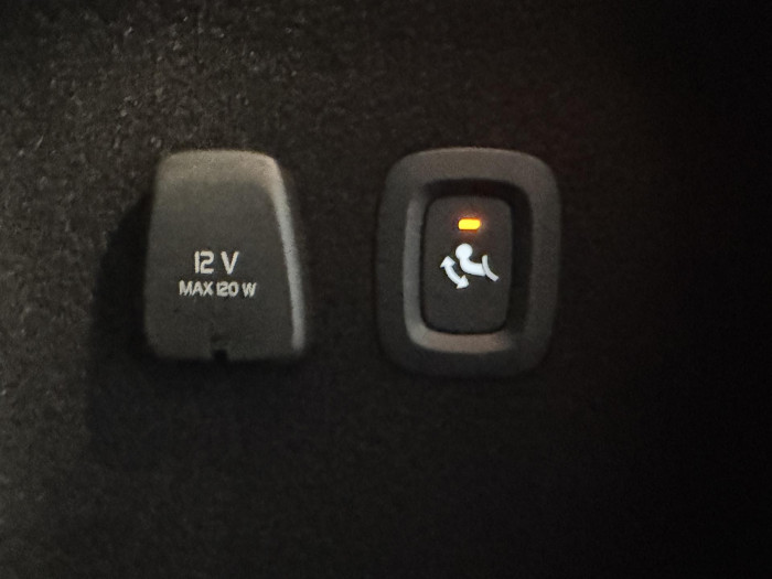 Volvo V60 B4 PLUS DARK 1.maj
