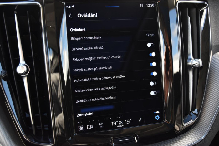 Volvo XC60 B4 AWD R-Design REZERVACE