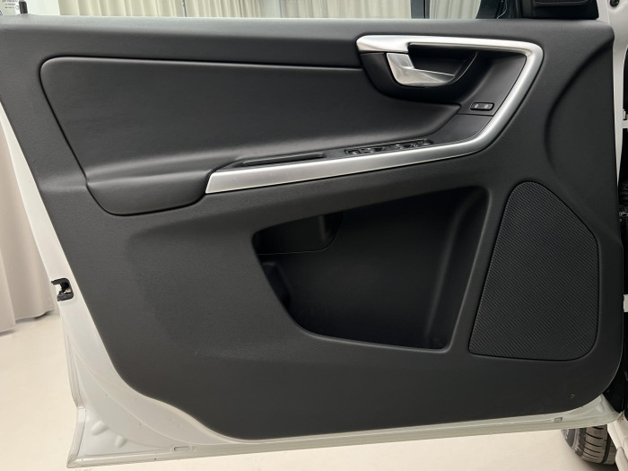 Volvo XC60 D5 AWD R-DESIGN AUT 2.4 d