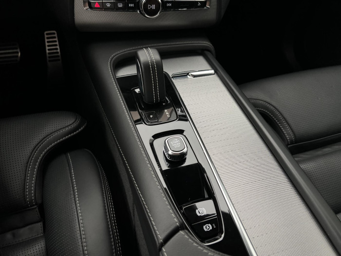 Volvo XC90 B5 AWD R-DESGIN 7MÍSTNÁ AUT CZ