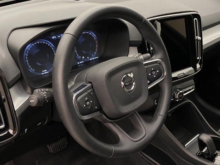 Volvo XC40 B4 MOMENTUM AUT REZERVACE 2.0 Momentum