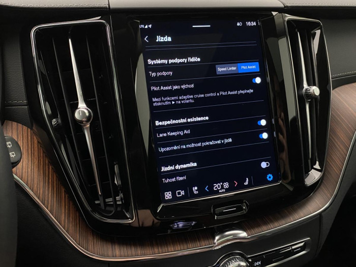 Volvo XC60 B4 AWD DARK ULTIMATE REZERVACE