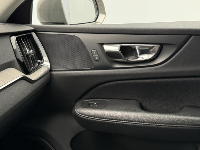 Volvo V60 CC D4 AWD MOMENTUM REZERVACE 2.0 d CC CC Momentum