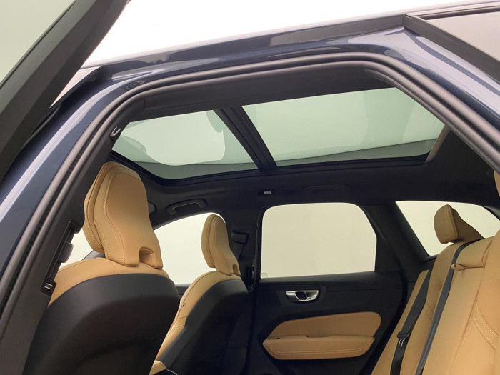 Volvo XC60 B4 AWD ULTIMATE AUT REZERVACE