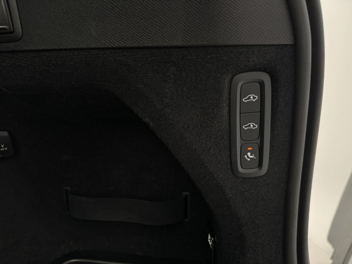 Volvo XC90 T8 AWD RECHARGE REZERVACE