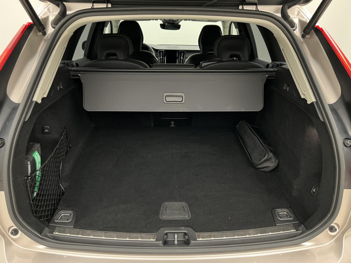 Volvo XC60 B4 AWD PLUS DARK AUT 1.maj.
