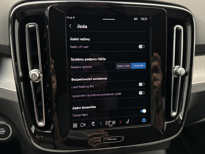 Volvo XC40 B3 PLUS DARK AUT REZERVACE