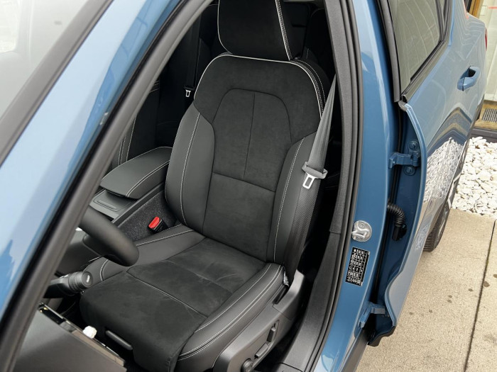 Volvo XC40 B4 DARK ULTIMATE Aut CZ