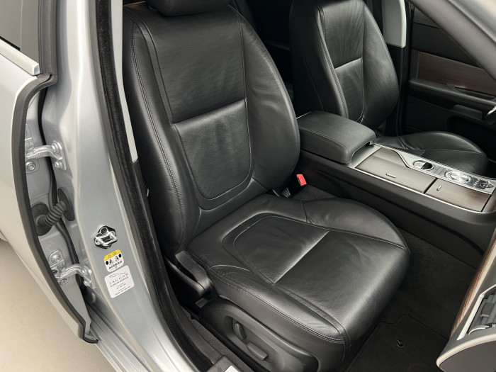 Jaguar XF 3.0 V6D LUXURY AUT CZ 3.0 d Luxury