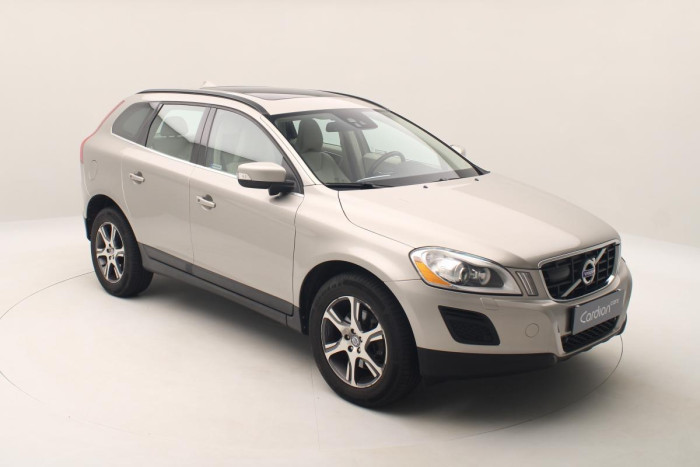 Volvo XC60 D5 AWD MOMENTUM AUT REZERVACE 2.4 d Momentum