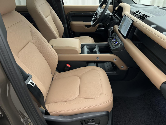 Land Rover Defender 110 D300 X-DYN. HSE REZERVACE 3.0 d