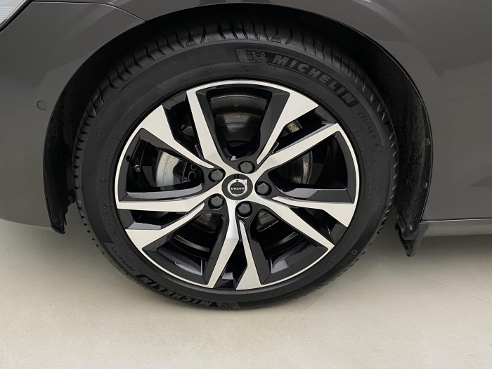 Volvo V60 B4 DARK PLUS AUT 1.maj