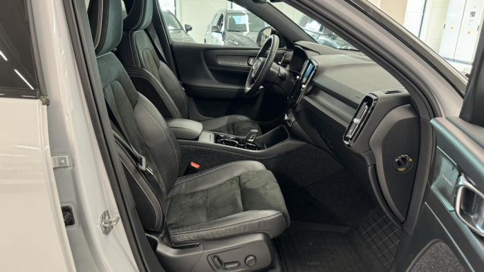 Volvo XC40 T4 R-DESIGN REZERVACE