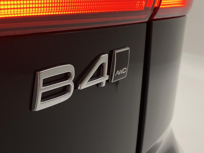 Volvo XC60 B4 AWD PLUS DARK REZERVACE 2.0 Plus