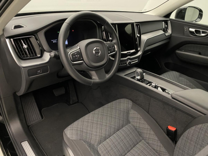 Volvo XC60 B4 MOMENTUM AUT REZERVACE 2.0 Momentum
