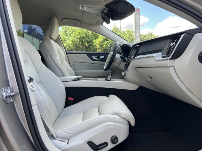 Volvo V60 CROSS COUNTRY B4 AWD Aut CZ