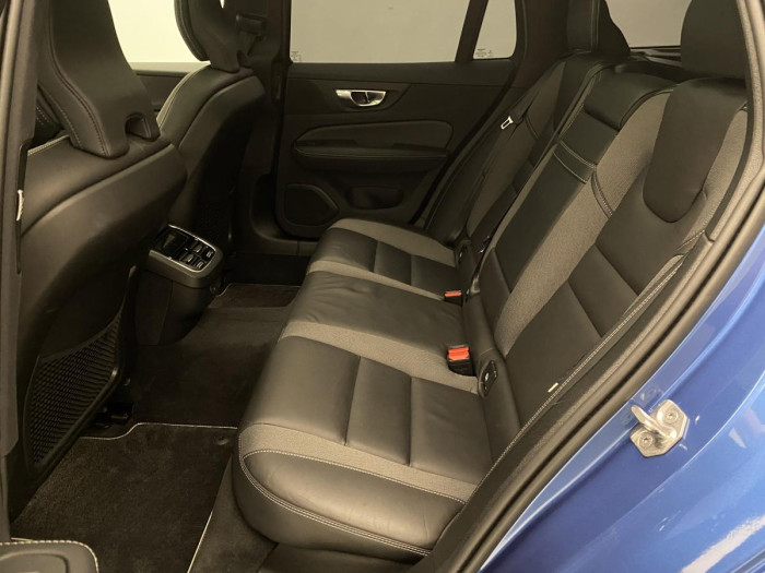 Volvo V60 B6 AWD R-DESIGN REZERVACE