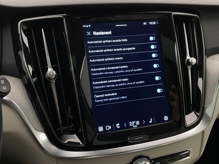 Volvo V60 CC B4 AWD BRIGHT PLUS AUT CZ