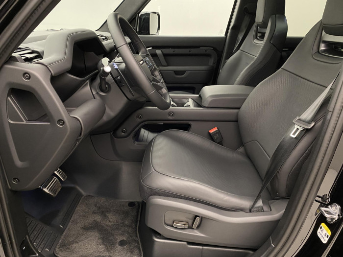 Land Rover Defender OCTA BLACK P635