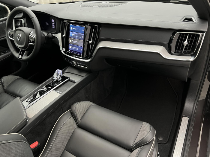 Volvo S60 B5 AWD ULTIMATE DARK AUT 1.maj