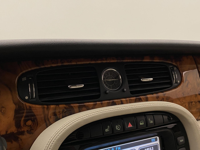 Jaguar XJ 4.2 V8 L EXECUTIVE AUT 1.maj 4.2 V8 Executive