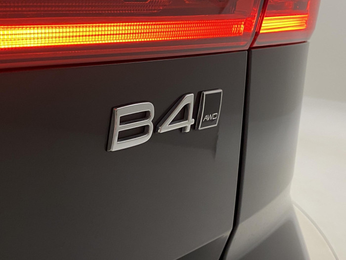 Volvo XC60 B4 AWD DARK PLUS AUT 1.maj