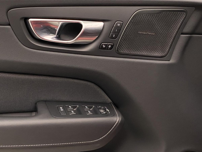 Volvo XC60 B5 AWD ULTIMATE REZERVACE