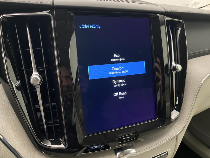 Volvo XC60 B4 AWD DARK PLUS AUT CZ