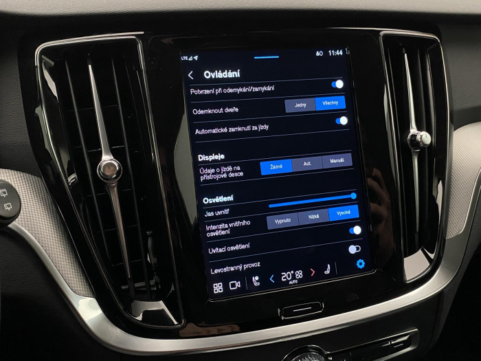 Volvo V60 B4 R-DESIGN AUT CZ