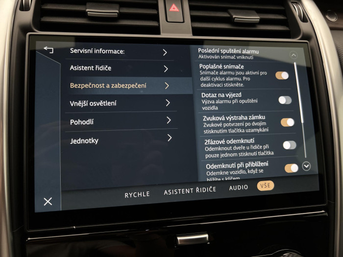 Land Rover Discovery D250 DYNAMIC SE AWD AUT CZ 3.0 d Dynamic SE