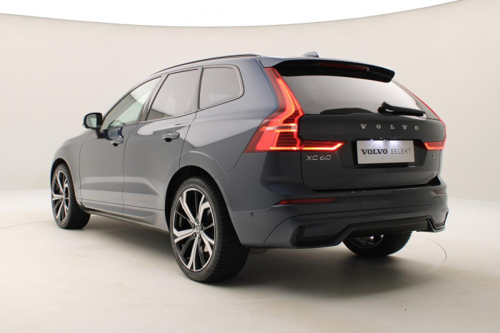 Volvo XC60 B4 AWD ULTIMATE DARK REZERVACE