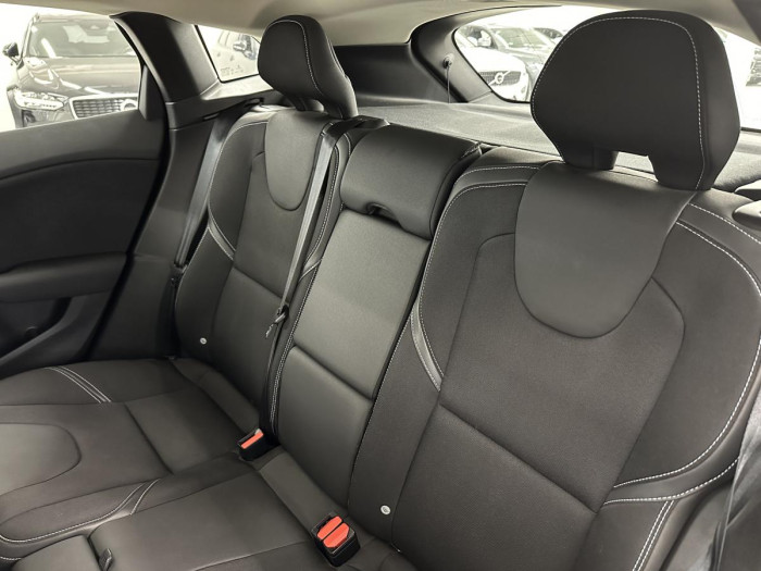 Volvo V40 T2 BLACK EDITION REZERVACE 2.0 Edition
