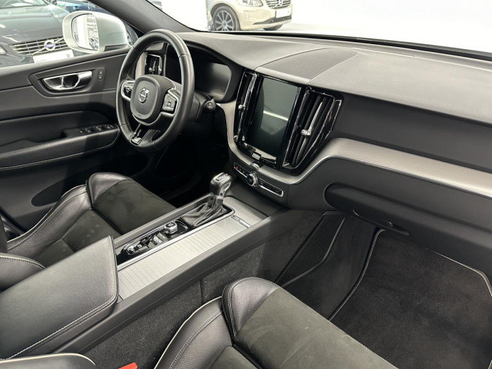 Volvo XC60 D5 AWD R-DESIGN AUT REZERVACE 2.0 d