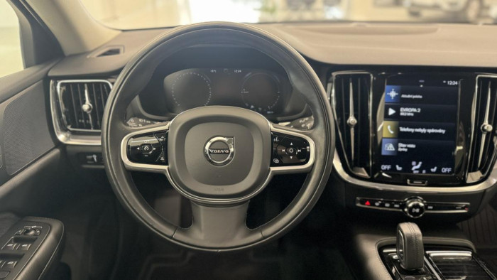 Volvo V60 T6 RECHARGE REZERVACE