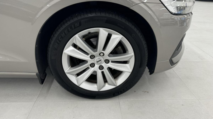 Volvo V60 B4 MOMENTUM AUT REZERVACE 2.0 Momentum