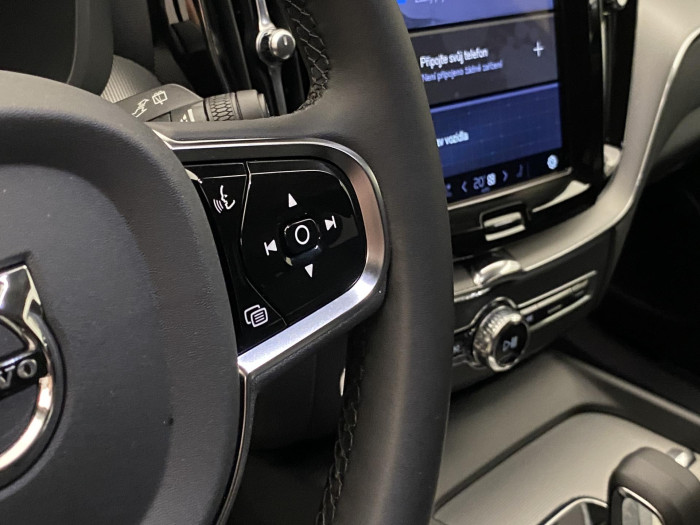 Volvo XC60 B4 AWD PLUS DARK REZERVACE