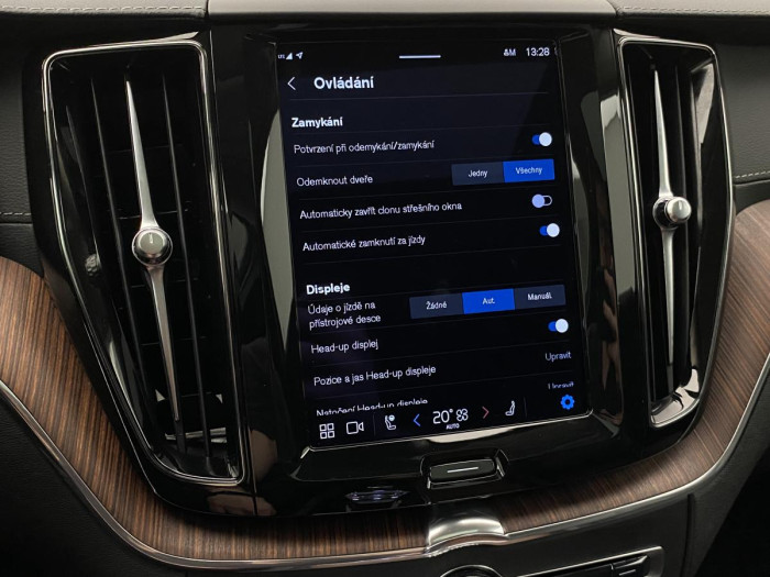 Volvo XC60 B5 AWD ULTIMATE REZERVACE