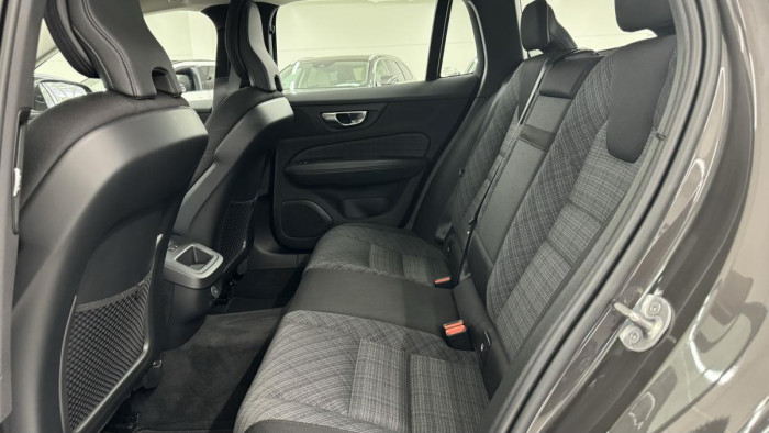 Volvo V60 B4 MOMENTUM AUT REZERVACE 2.0 Momentum