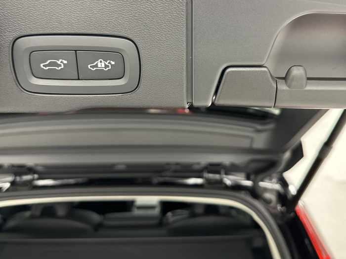 Volvo XC60 B4 AWD PLUS BRIGHT REZERVACE 2.0 Plus