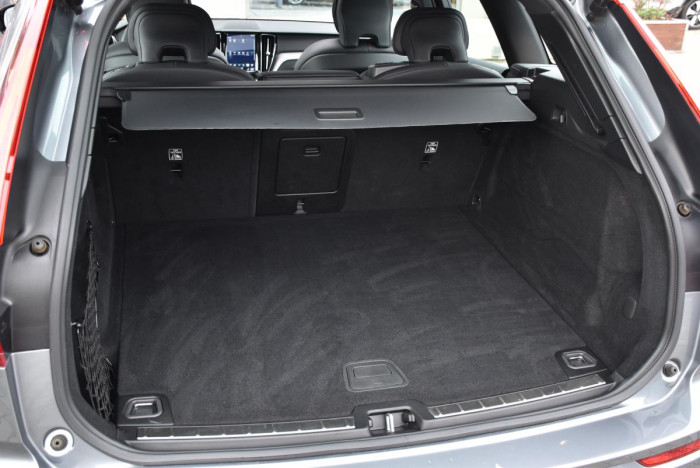 Volvo XC60 D3 R-Design 1.maj. REZERVACE 2.0 d