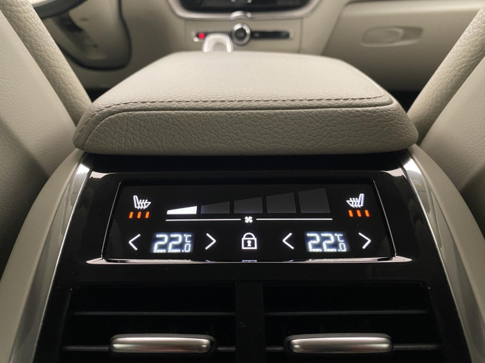 Volvo XC60 B4 AWD DARK PLUS AUT CZ