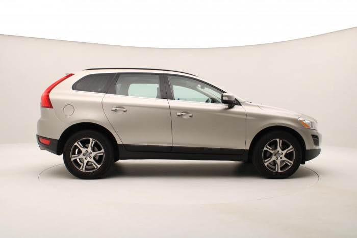 Volvo XC60 D5 AWD MOMENTUM AUT REZERVACE 2.4 d Momentum