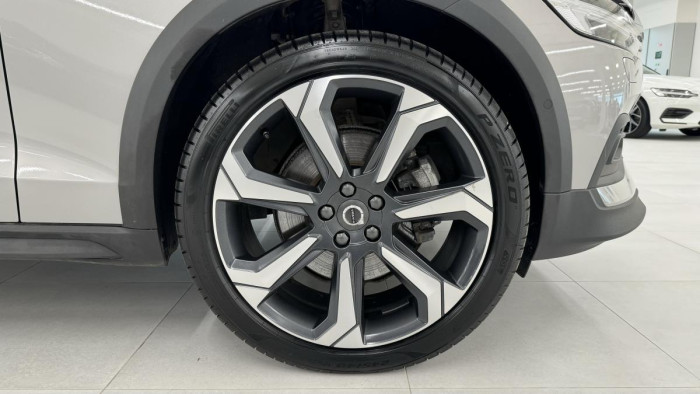 Volvo V60 CROSS COUNTRY B4 AWD REZERVACE