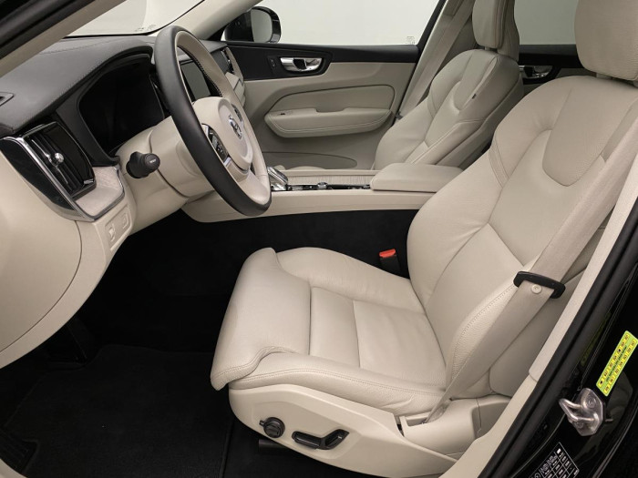Volvo XC60 B5 AWD INSCRIPTION REZERVACE